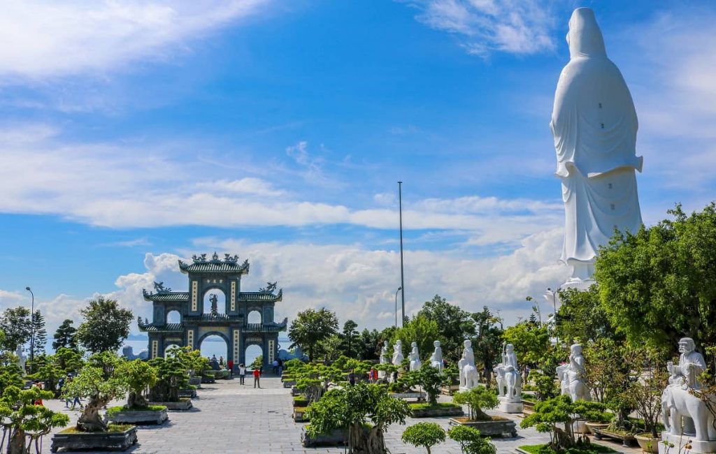 Tham quan Chùa Linh Ứng - Lâu Đài Mặt Trăng
