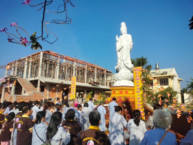 Chiêm ngưỡng bức tượng Phật