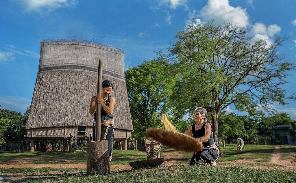Nhà sàn người Bana