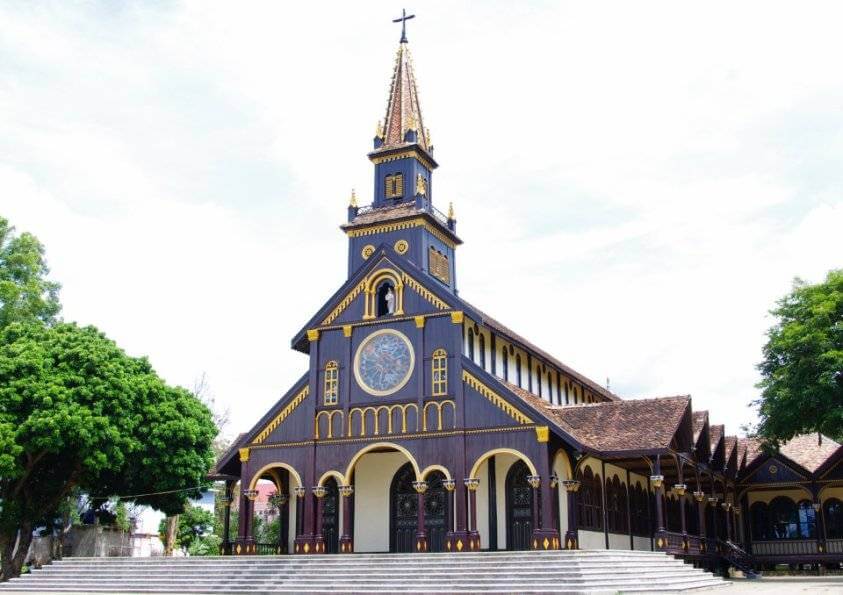 Tham quan nhà thờ gỗ tại Kon Tum